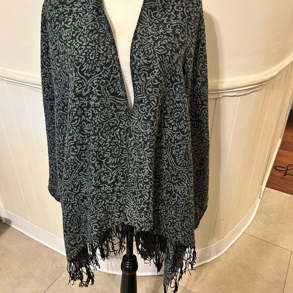 Chic New York Accessory Group Black and Gray Women's Cape with Fringe - Picture 1 of 3